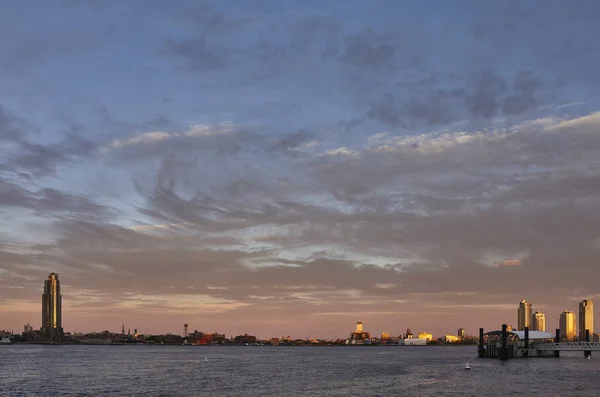 Molnlandskap Över East River Solnedgången Manhattan Höger Sida Brooklyn Till — Stockfoto