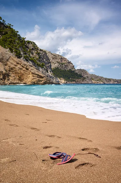 Hermosa Playa Vacía Con Chanclas Abandonadas Concepto Vacaciones Verano Mallorca — Foto de Stock