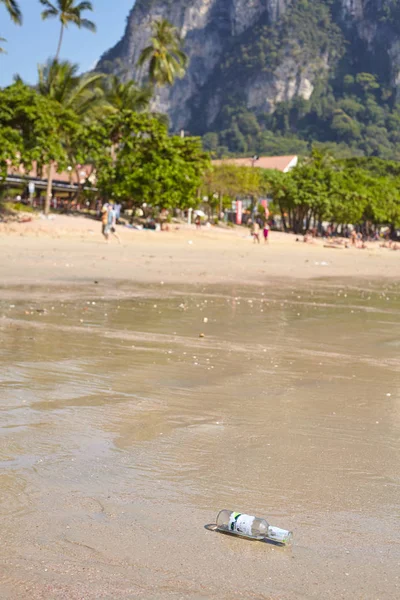 Botella Vidrio Vacía Dejada Una Playa Desarrollo Turístico Relacionado Con — Foto de Stock