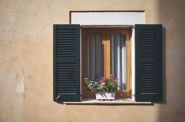 Fenster Mit Offenen Rollläden Und Blumen Bei Sonnenuntergang Farbtonung Aufgetragen — Stockfoto