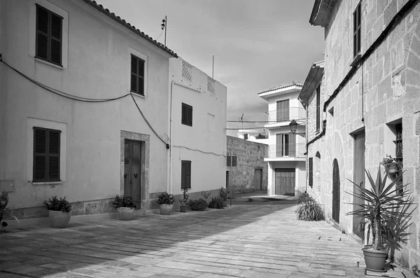 Imagem Preto Branco Uma Rua Vazia Cidade Velha Alcudia Maiorca — Fotografia de Stock