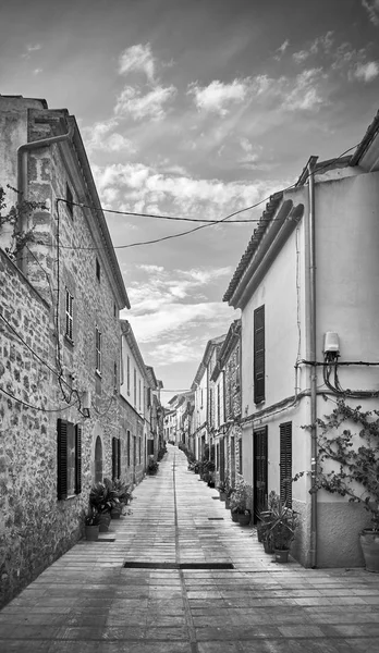 Czarno Biały Obraz Wąskiej Uliczce Stare Miasto Alcudii Majorka Hiszpania — Zdjęcie stockowe