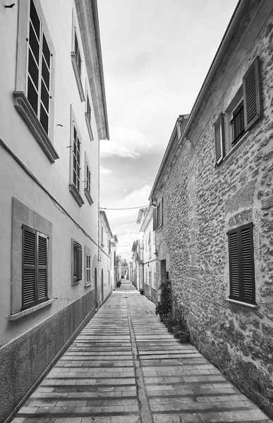 Czarno Biały Obraz Wąskiej Uliczce Stare Miasto Alcudii Majorka Hiszpania — Zdjęcie stockowe