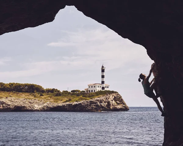 Silueta Una Mujer Trepando Una Cueva Faro Portocolom Fondo Tonificación —  Fotos de Stock
