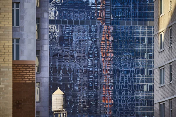 水罐与现代建筑的背景 纽约市 Usa — 图库照片
