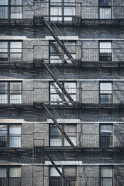 Stary Budynek Ewakuacji Pożarowej Stonowanych Kolorów Obraz New York City — Zdjęcie stockowe