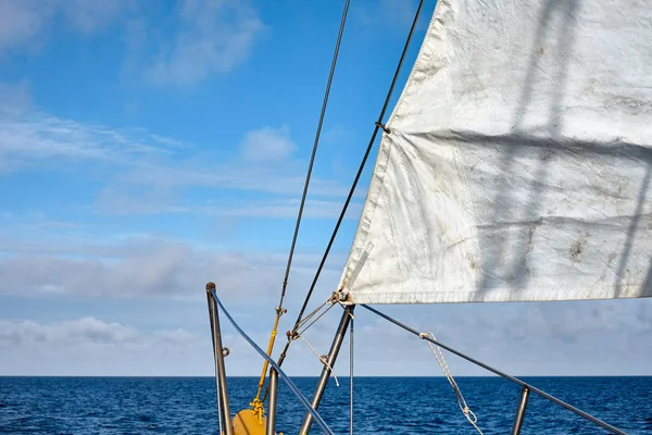 水の上の地平線と古いスクーナー帆旅行コンセプト — ストック写真