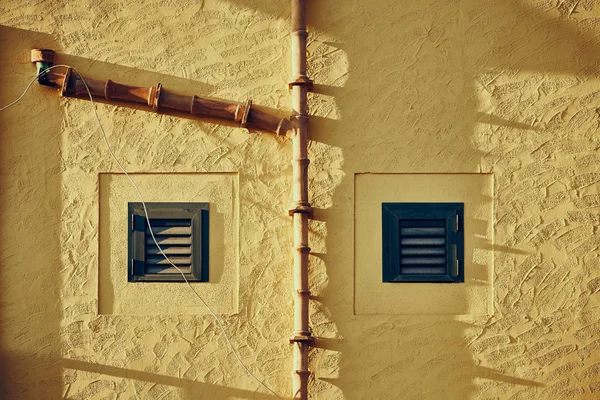 Gelbe Robuste Wand Mit Rollläden Und Alten Keramikrinnen Farbig Getöntes — Stockfoto