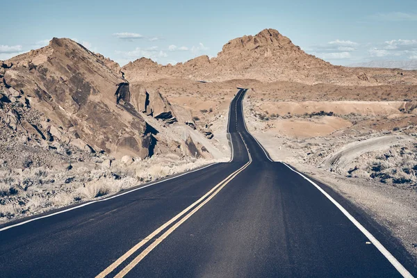 内华达沙漠路 彩色色调的旅行概念图片 Usa — 图库照片