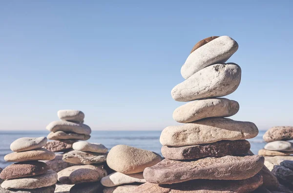 Pirâmides Pedra Uma Praia Conceito Equilíbrio Harmonia Foco Seletivo Tonificação — Fotografia de Stock