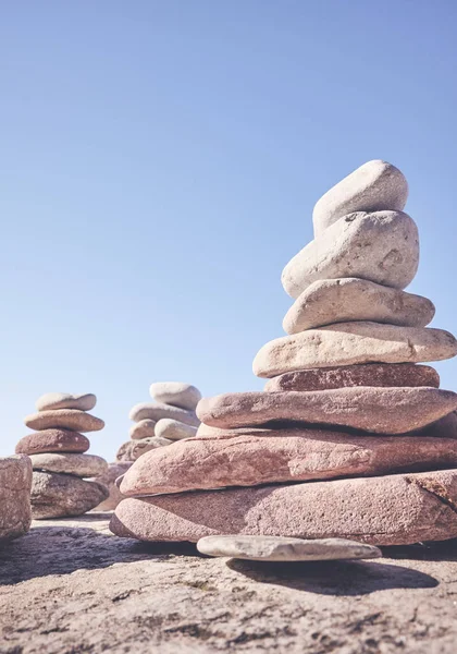 Pirâmides Pedra Conceito Equilíbrio Harmonia Foco Seletivo Tonificação Cor Aplicada — Fotografia de Stock