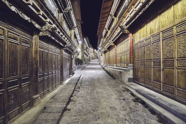 Leere Straße von shangri la Altstadt in der Nacht, China. — Stockfoto