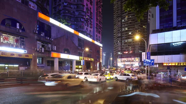 Photo longue exposition d'une rue du centre-ville de Chongqing la nuit . — Photo