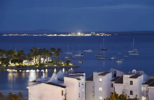 Puerto de Alcudia durante la hora azul, Mallorca . — Foto de Stock