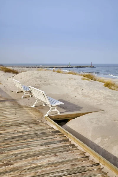 Benches along a sea view wooden boardwalk. — Stock Photo, Image