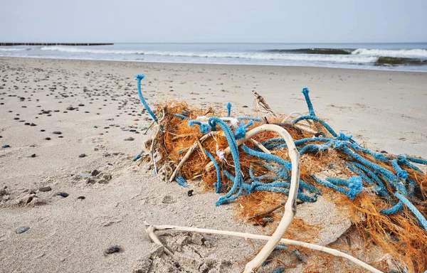 Plast skräp på en strand. — Stockfoto