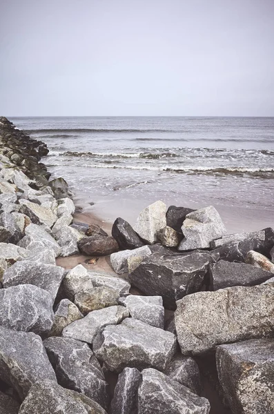 Playa rocosa en un día nublado . — Foto de Stock