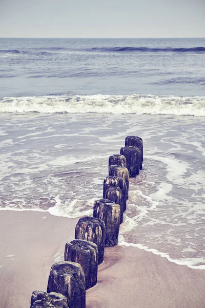 Widok z falochronem drewniane morze. — Zdjęcie stockowe