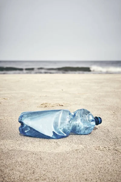 Bottiglia di plastica vuota su una spiaggia . — Foto Stock