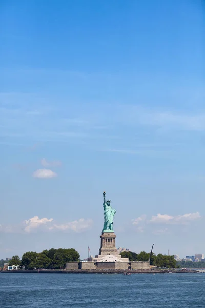 Statue of Liberty against the blue sky, New York. — Stock Photo, Image