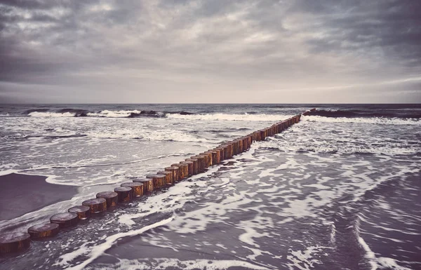 Rompeolas de madera al amanecer . —  Fotos de Stock