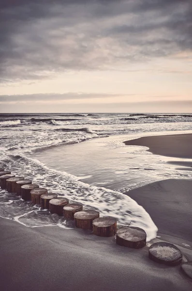 Playa vacía al amanecer . — Foto de Stock