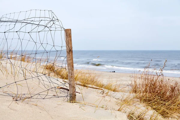 海滩沙丘上的栅栏. — 图库照片