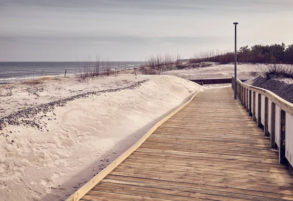 View of a wooden boardwalk by a beach. — Stock Photo, Image