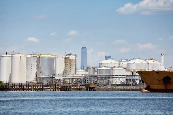 Industrial zone with New York skyscraper in distance, USA — Stock Photo, Image
