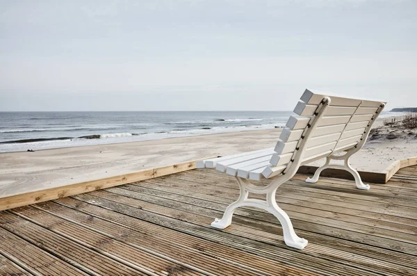 海滨空板凳. — 图库照片