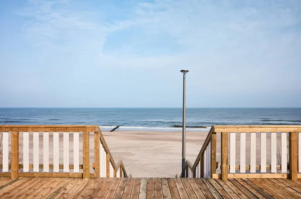 Wooden boardwalk with a beach entrance — Stock Photo, Image