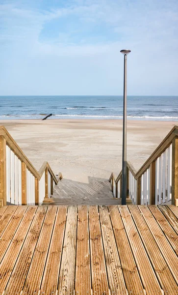 Wooden boardwalk with a beach entrance — Stock Photo, Image