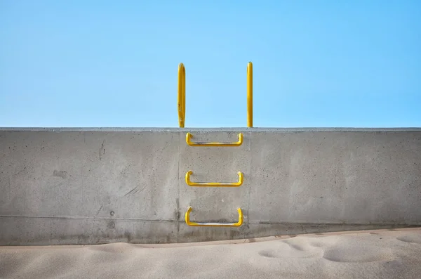 Escada de aço embutida em uma parede de concreto . — Fotografia de Stock