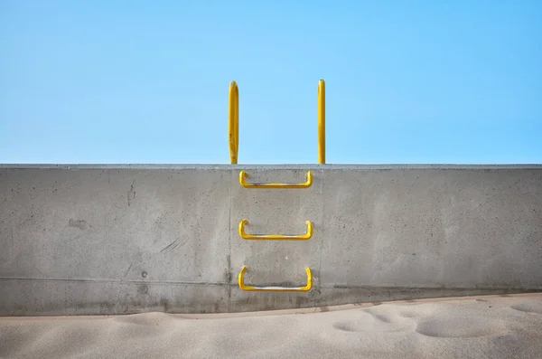 Escalera de acero incrustada en un muro de hormigón . —  Fotos de Stock