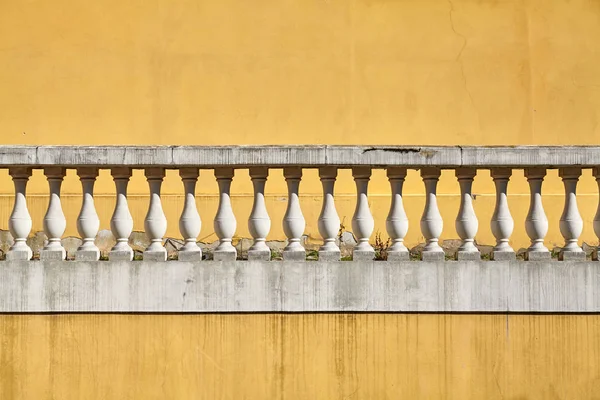 Vieille balustrade contre mur jaune . — Photo