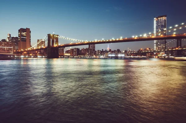 Brooklyn Bridge op blauwe uur, New York. — Stockfoto