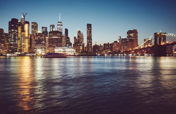 Manhattan op blauwe uur, New York. — Stockfoto