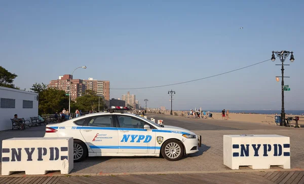 Gün batımında Coney Island beach boardwalk New York polisi araç park. — Stok fotoğraf