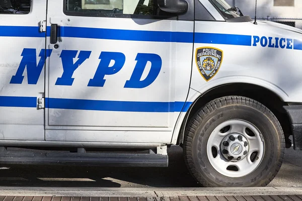 关闭一辆 Nypd 汽车停在曼哈顿街道上的照片. — 图库照片