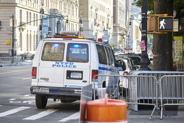Vehículo de la policía de Nueva York estacionado junto a la entrada Central Park West . —  Fotos de Stock