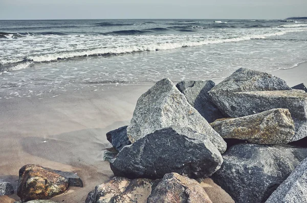 Pierre de rocher sur une plage . — Photo