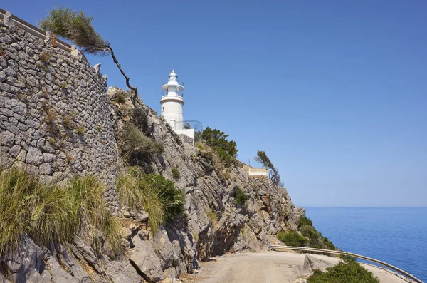 Faro Cap Gros situado en la costa de Mallorca . — Foto de Stock