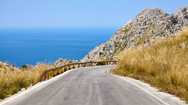 Scenic mountain road bend with sea in distance. — Stock Photo, Image