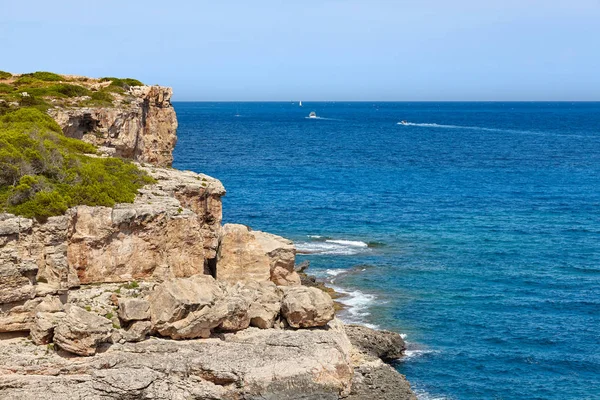 Mallorca costa formaciones rocosas en un día soleado, España — Foto de Stock