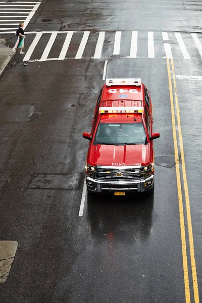 New York City Fire Department paramedic fly bil på en gata i Manhattan. — Stockfoto