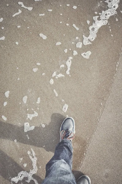 Caminar en una playa, vista superior de las piernas y los zapatos — Foto de Stock