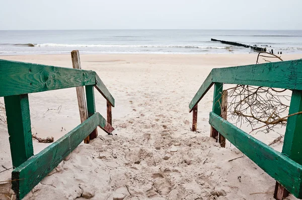 Entrada de playa de madera vieja, tonificación de color aplicada — Foto de Stock