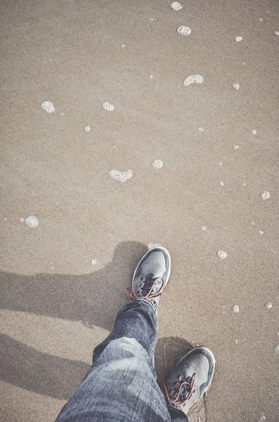 De pie sobre arena, vista superior de las piernas y los zapatos . —  Fotos de Stock