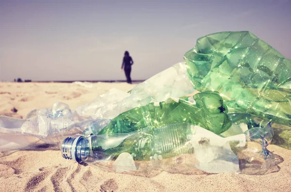 Botellas plásticas usadas dejadas en una playa por turistas . — Foto de Stock