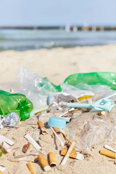 Bouchon de bouteille en plastique parmi d'autres produits à usage unique et cigarette — Photo